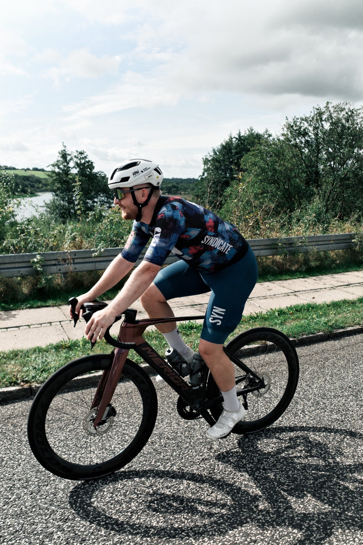 Cykelrytter med Sweet Protection hjelm