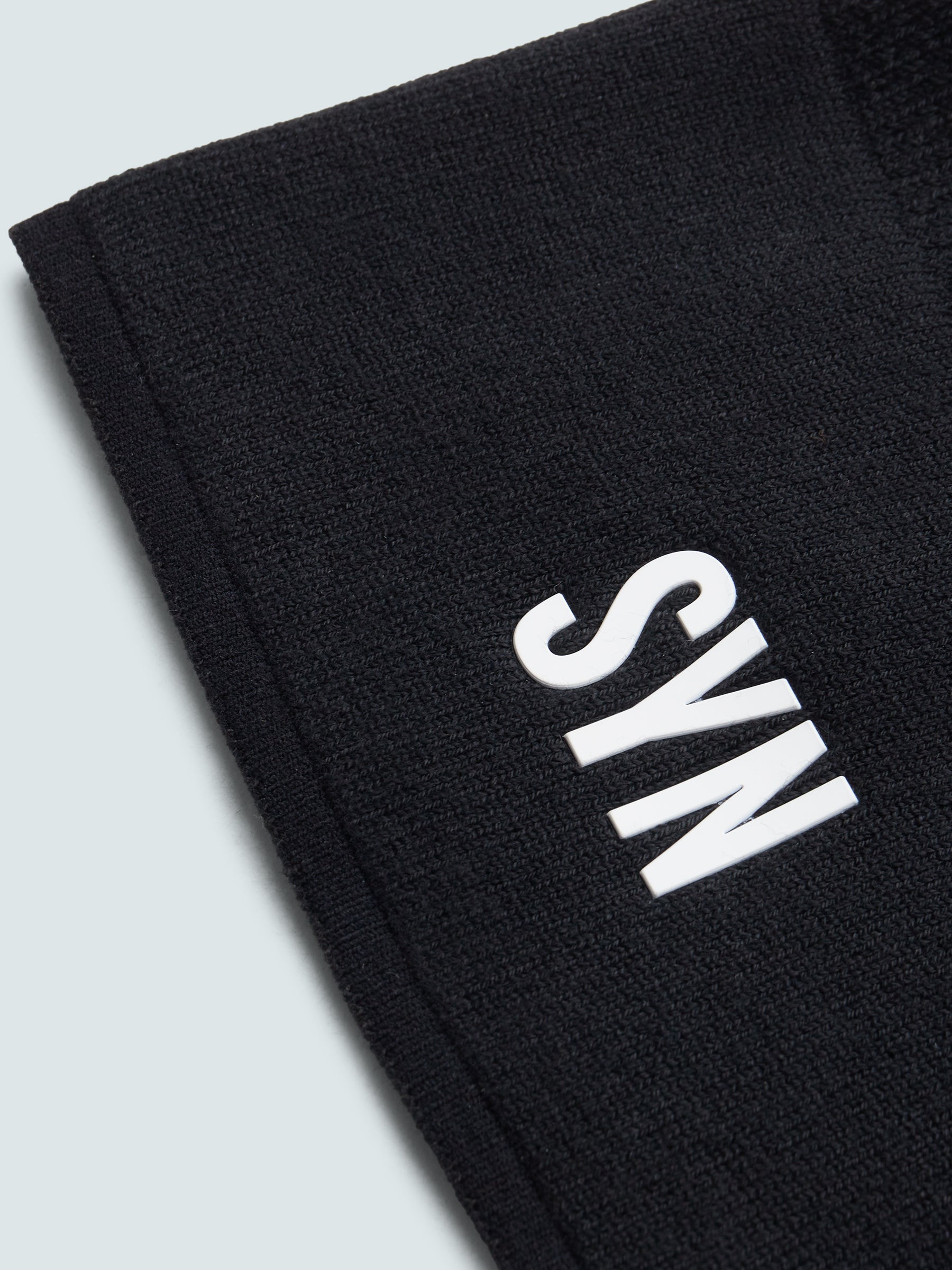 SYN Air Knit Beanie sort - Let vintervarme under hjelmen