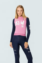 SYN Women's Pro Team APEX Club Vest 2.0 - Blush - modelbillede - AW26_PRO_TEAM_APEX_female_2_24108
