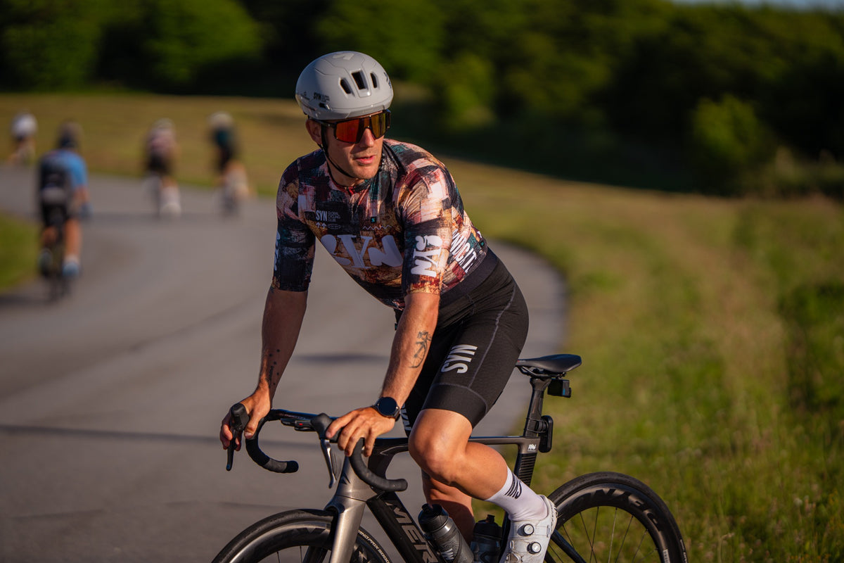 Rytter i SYN cykeltøj på landevejen